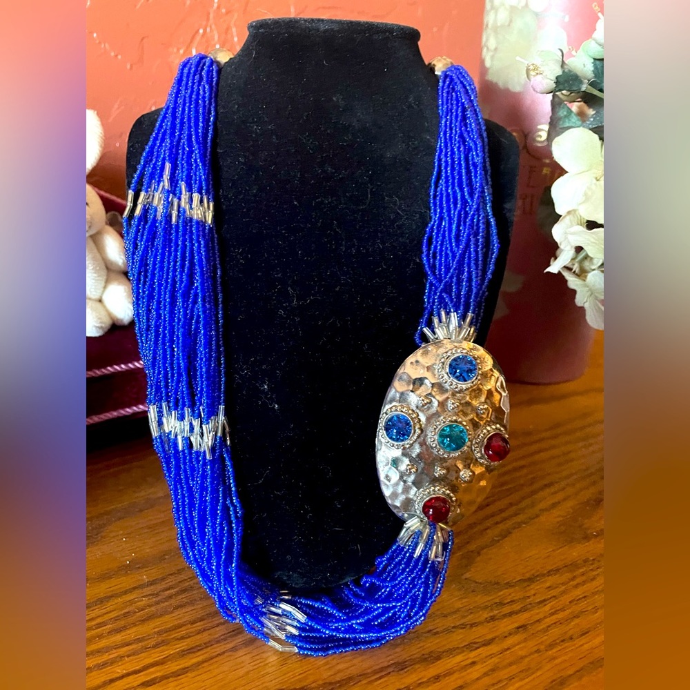 🌟🌟 REDUCED🌟🌟 Vintage Hammered Silver & Glass Emulate Beaded Neckless!